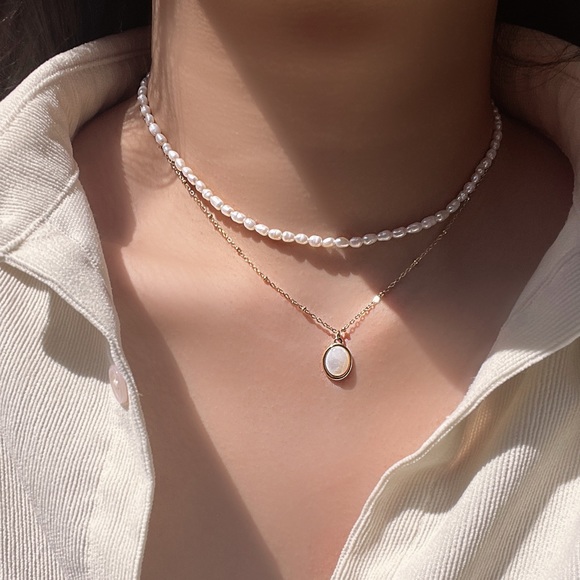 CLOSING SALE! ✨Irregular shaped Pearl Necklace - Picture 4 of 8